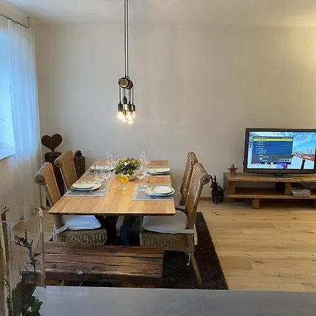 Roth, Apartment